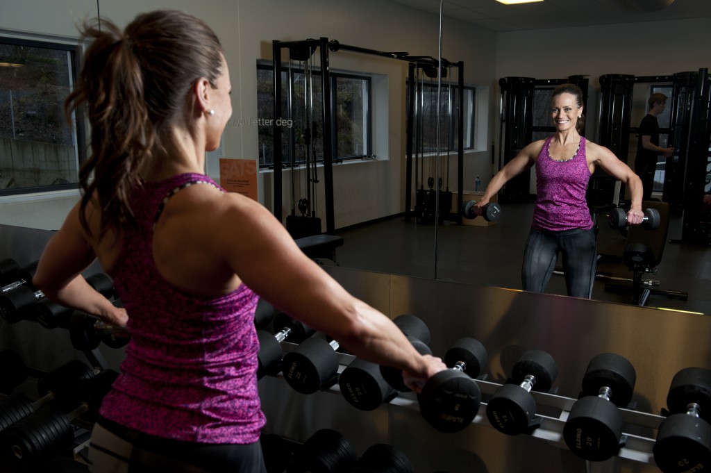 Evy Therese Innselset driver med bodyfitnes og kaller seg fitnesfrue. Her er hun ofte og trener på SATS Nesttun. Foto: Tor Erik H. Mathiesen